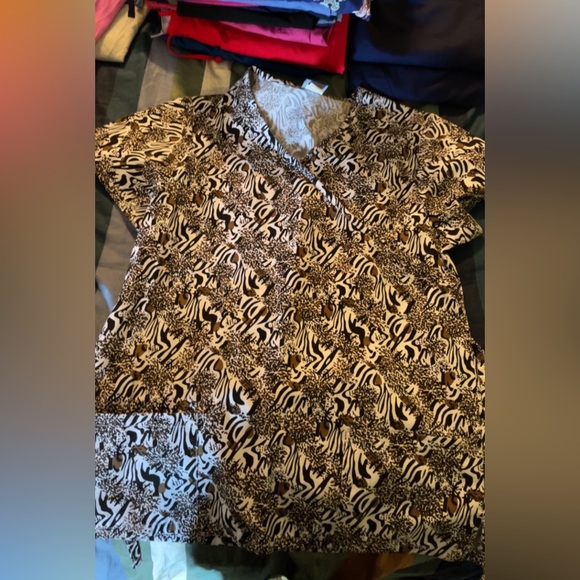 Scrub top bundle - Picture 2 of 10